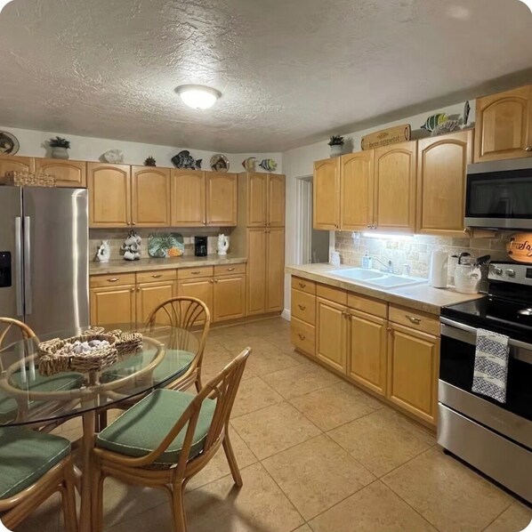 Private kitchen - Cozy 2-Bedroom Apartment includes Bicycles, Kayaks, Walk to Beach & Restaurant's (Key Largo)