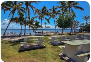 Outdoor dining - Cozy 2-Bedroom Apartment includes Bicycles, Kayaks, Walk to Beach & Restaurant's (Key Largo)