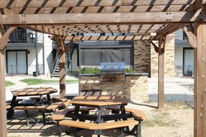 Outdoor dining - Stylish King Suite~Pool~Fast Wi-Fi~Near Austin (Round Rock)