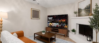 Stylish King Suite~Pool~Fast Wi-Fi~Near Austin