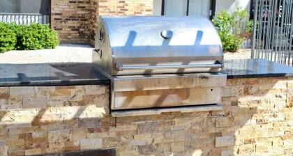 Stylish King Suite~Pool~Fast Wi-Fi~Near Austin