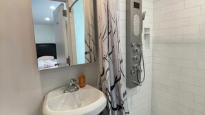 Shower, hair dryer, towels