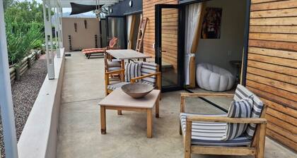 Serene and stylish beach home set in a stunning garden; fast Wifi: free parking