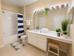 Shower, hair dryer, towels, soap - Vrbo Property (Kissimmee)