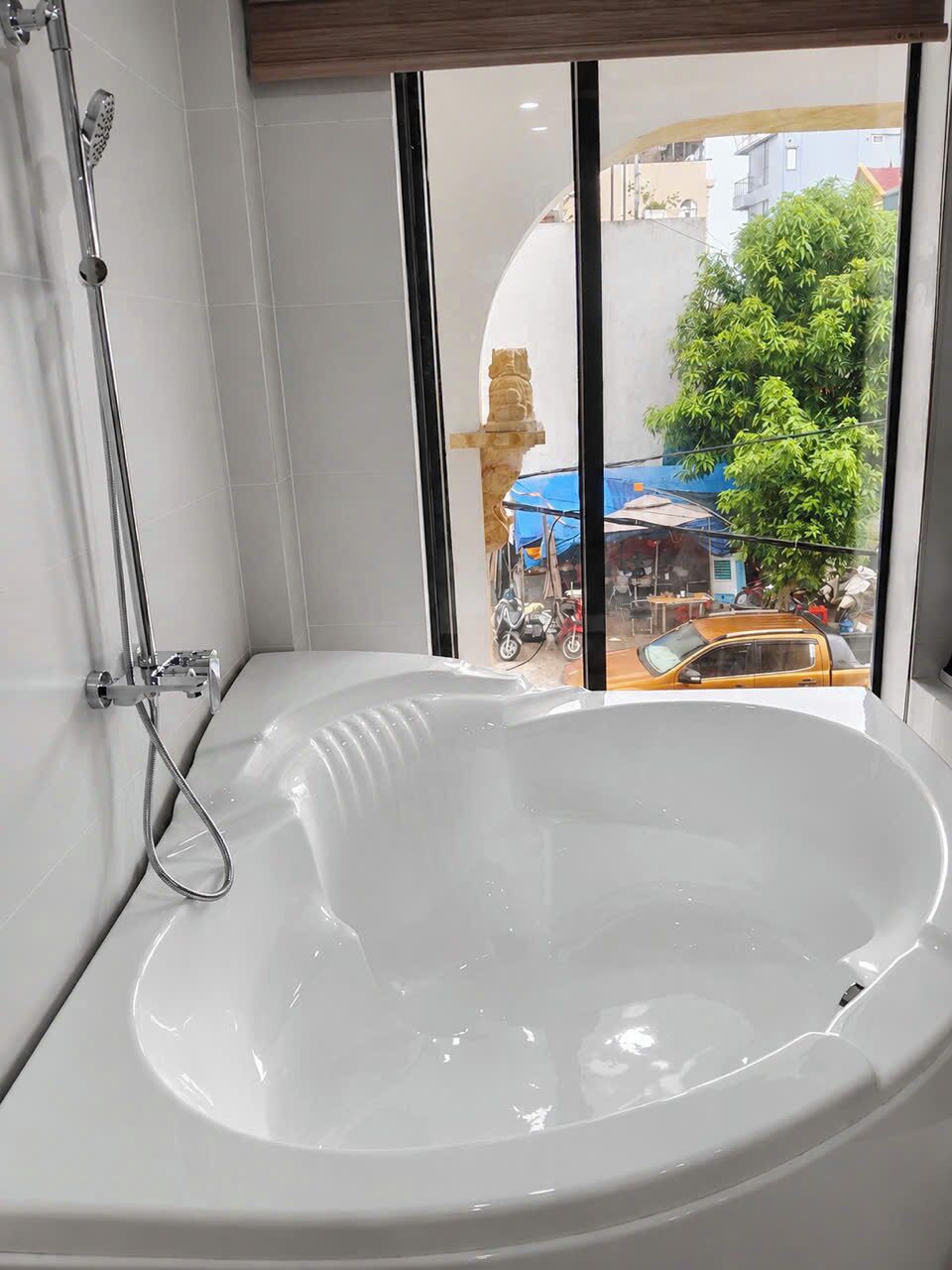 Suite - byudsigt | Badeværelse | Bruser, gratis toiletartikler, hårtørrer, håndklæder