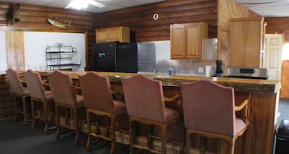 AOB Chassell Getaway Studio — Live-Edge Bar, Firepit, Near MTU & Bay