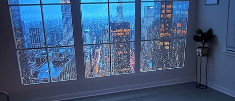 Una habitación con ventanas amplias y vistas panorámicas de la ciudad.