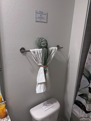 Haartrockner, Seife, Toilettenpapier