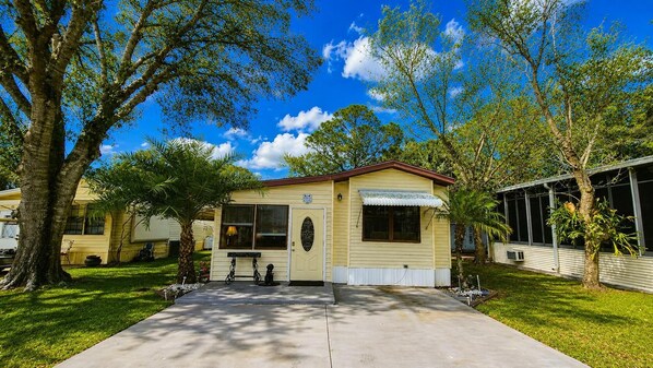Exterior - Escape to "A Taste of Country" Luxury Cottage #9 (River Ranch)