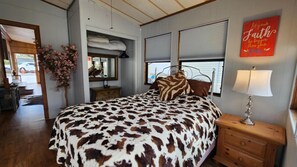 Room - Escape to "A Taste of Country" Luxury Cottage #9 (River Ranch)