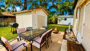 Outdoor dining - Escape to "A Taste of Country" Luxury Cottage #9 (River Ranch)