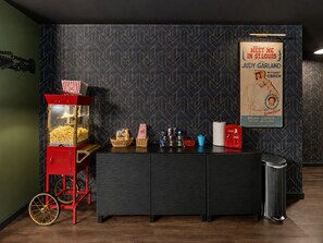 Eine Imbissstube mit Popcornmaschine, Körben und einem Coca-Cola-Spender.