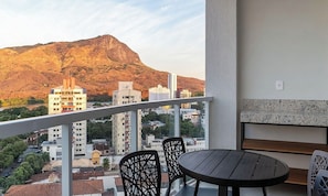 A balcony with a view of a mountain and cityscape. - Studio With Balcony in a Cond. With a Pool Msu1205 (Governador Valadares)
