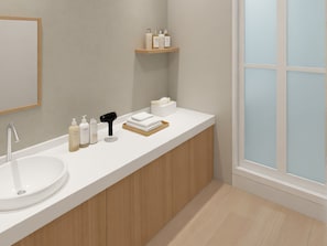 Un baño moderno con un lavabo blanco, armarios de madera, un espejo y una ventana con vidrio esmerilado.