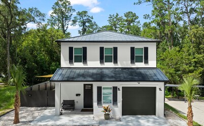 Newly Built GatorHideaway, 8 walkable Blocks to Swamp, Main+Guest House