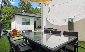 Outdoor dining - Newly Built GatorHideaway, 8 walkable Blocks to Swamp, Main+Guest House (Gainesville)