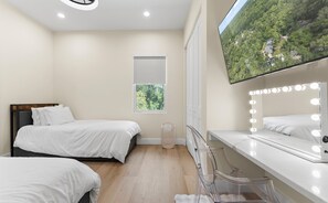 Room - Newly Built GatorHideaway, 8 walkable Blocks to Swamp, Main+Guest House (Gainesville)
