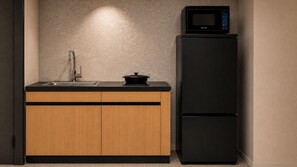 Une cuisine équipée d’un évier, d’un four à micro-ondes et d’un réfrigérateur.