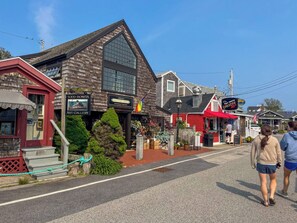 A street with buildings, including a shop with a sign that reads 'Todd Bonita Art Gallery' and another with a sign for 'Pottery Shop.' - Salt & Summit Coastal Cottage - Ogunquit Escape (Ogunquit)