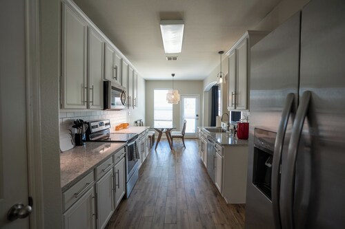 Large 5BR Home | 3 Gathering Spaces | Sleeps 16+