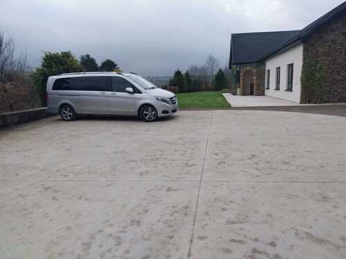 House Sleeps 11 with Parking