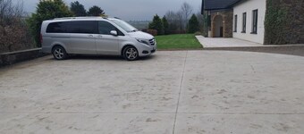 House Sleeps 11 with Parking