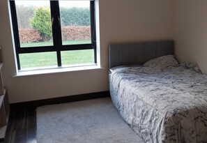 WiFi, bed sheets - House Sleeps 11 with Parking (Tralee)