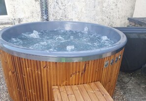 Outdoor spa tub - House Sleeps 11 with Parking (Tralee)