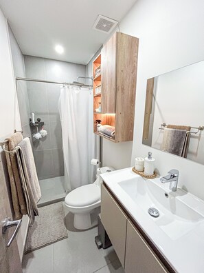 Shower, towels, soap, toilet paper - City Lights Heaven, Great Design & Comfort (San Salvador)