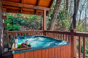 Outdoor spa tub - Crescent Lake 1-Min Walk to Beach + Public Boat Launch Kayaks, Paddleboards (Raymond)