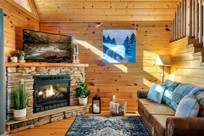 Living area - Crescent Lake 1-Min Walk to Beach + Public Boat Launch Kayaks, Paddleboards (Raymond)