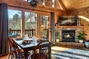 Dining - Crescent Lake 1-Min Walk to Beach + Public Boat Launch Kayaks, Paddleboards (Raymond)