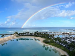Un resort con una piscina grande, playa y un puerto deportivo.
