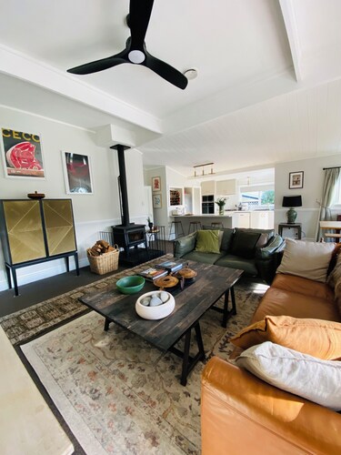 Lady Geraldine | Villa & Guesthouse | Cedar Hot Tub | Guests 14+