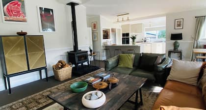 Lady Geraldine | Villa & Guesthouse | Cedar Hot Tub | Guests 14+