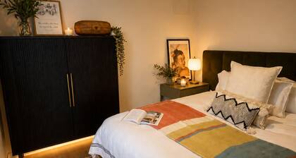Lady Geraldine | Villa & Guesthouse | Cedar Hot Tub | Guests 14+