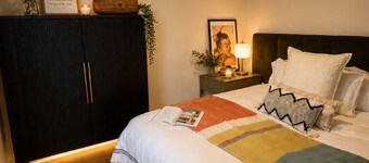 Lady Geraldine | Villa & Guesthouse | Cedar Hot Tub | Guests 14+