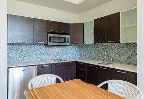 Private kitchen - South Beach | Friends Coastal Retreat | Rooftop + Beach | 2BR (Miami Beach)