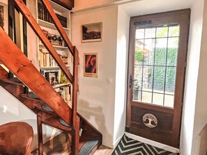 Eine Treppe mit einem Holzgeländer, das zu einer Zwischenebene führt.