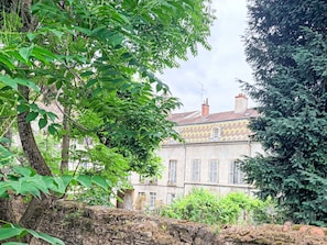 A stone wall with a building in the background. - Hypercentre Dijon by Interhome (Dijon)