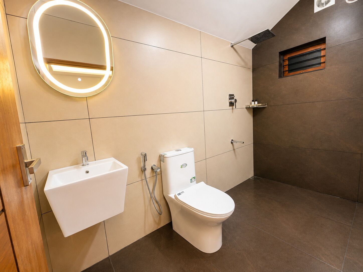 Un baño moderno con inodoro, lavabo y ducha.