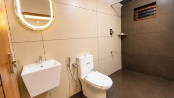 Un baño moderno con inodoro, lavabo y ducha.