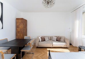 Ein modernes Wohnzimmer mit einer Couch, einem Esstisch und Stühlen.