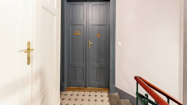 A hallway with a double door, a staircase, and a handrail. - Topolowa Comfort Apartment (Kraków)