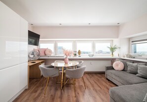 Una cocina moderna con comedor, ventanas amplias y vista a la ciudad.