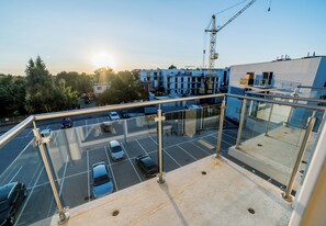 Un parking avec des voitures et, au fond, un chantier de construction.