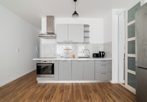 Kühlschrank, Ofen, Herdplatte, Geschirrspüler