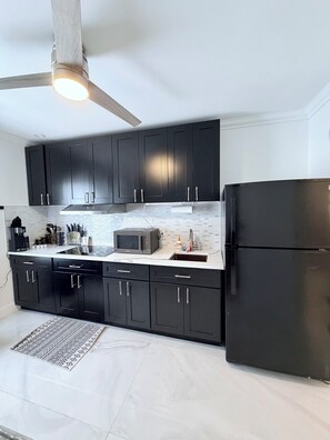 Private kitchen - Large 1-bedroom apartment with full kitchen & AC (Tavernier)