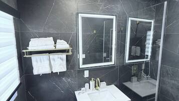 Douche, séchoir à cheveux, serviettes fournies, savon