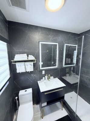 Shower, hair dryer, towels, soap - Large 1-bedroom apartment with full kitchen & AC (Tavernier)